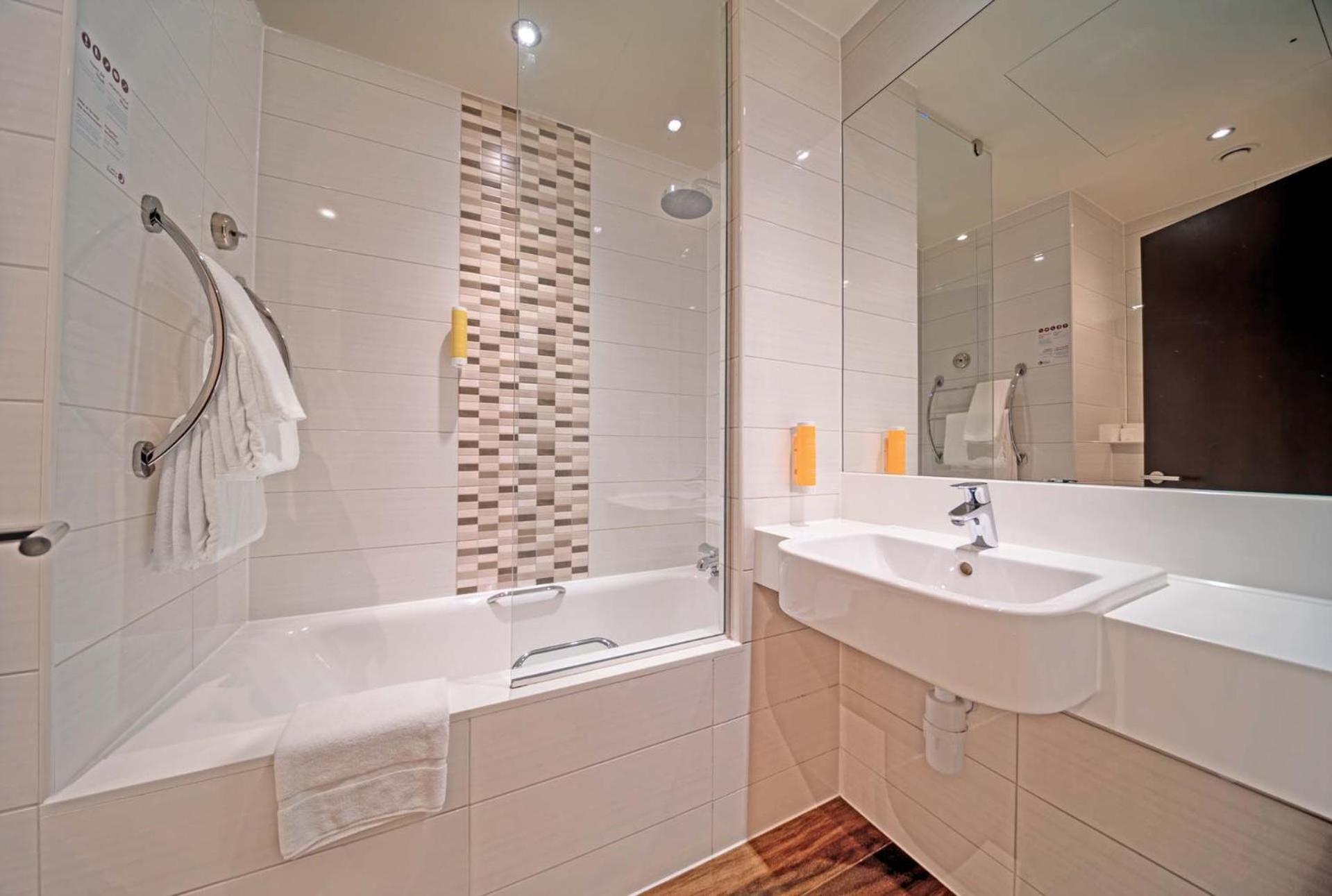 Premier Inn Doha Education City Umm al Qubur Экстерьер фото