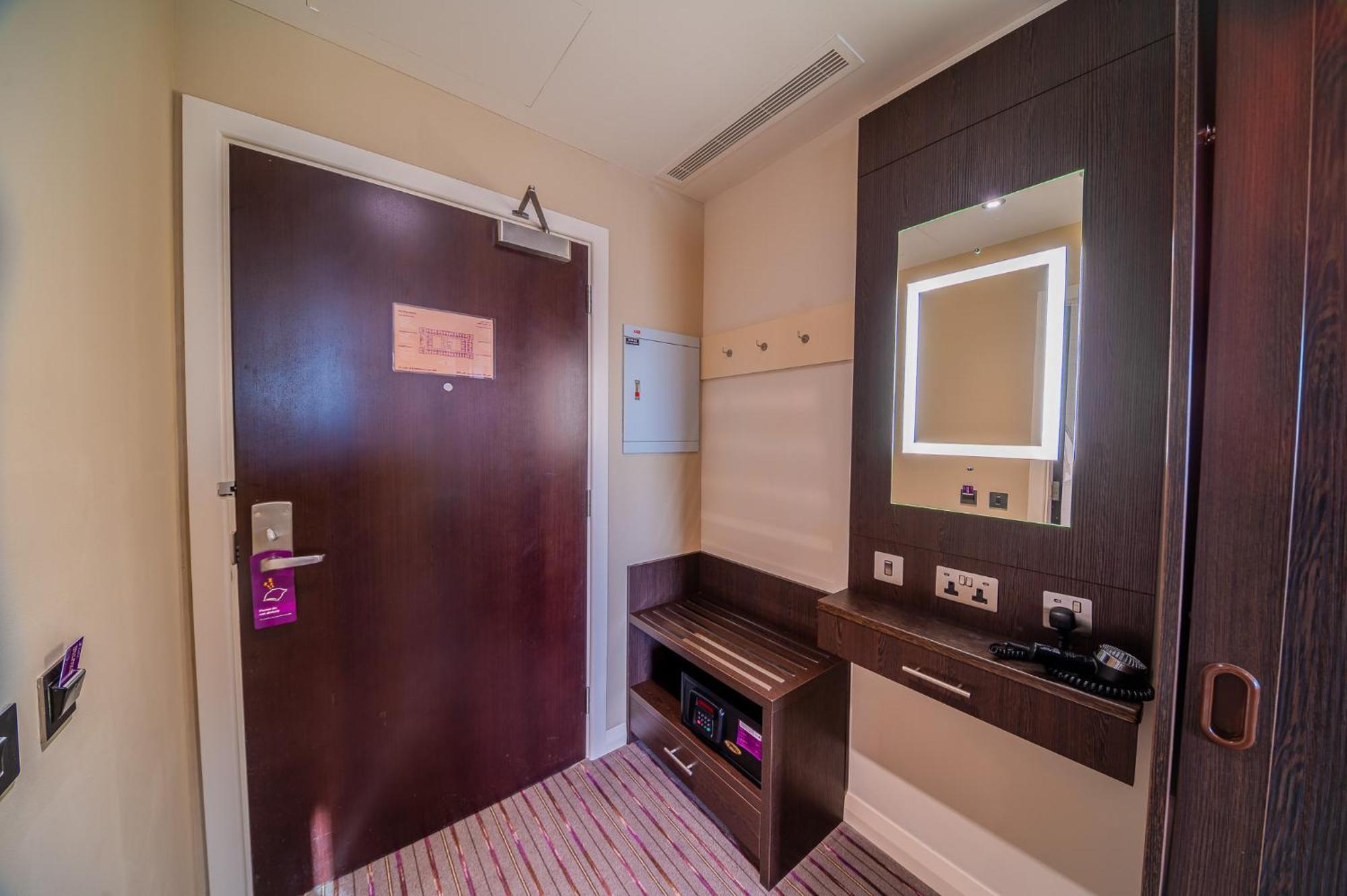 Premier Inn Doha Education City Umm al Qubur Экстерьер фото